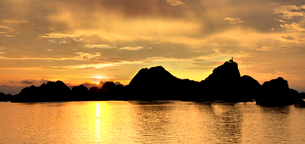 Vietnam Halong Bay Sunset zonsondergang Halong Bay Explorer