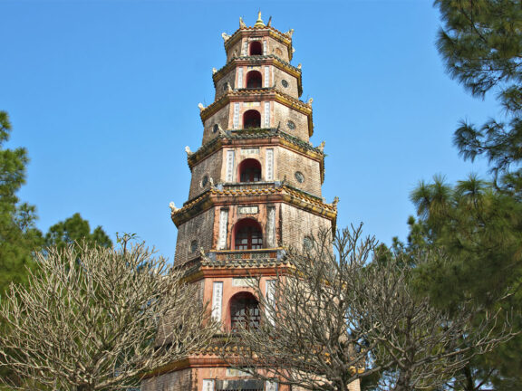 Home 1900x900 Istock Vietnam Centraal Hue cultuur Thien Mu Pagoda tempel mooi perfume rivier parfum