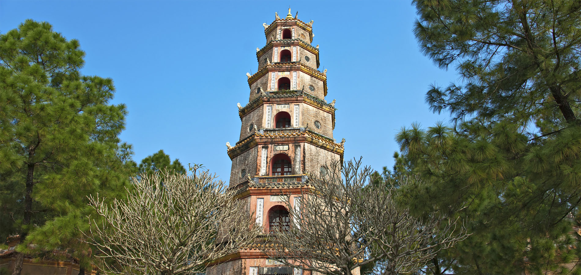 Home 1900x900 Istock Vietnam Centraal Hue cultuur Thien Mu Pagoda tempel mooi perfume rivier parfum