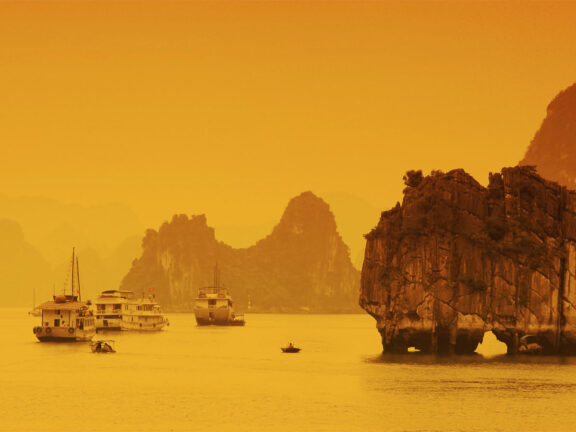 Home 1900x900 Istock Vietnam Noord Halong Bay bootje mooi baai sunset zonsondergang