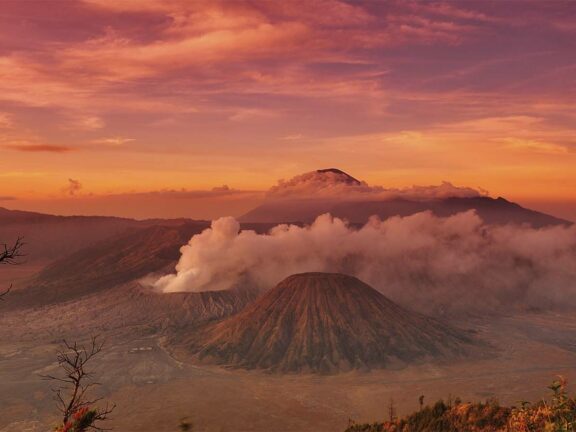 Home 1900x900 Indonesie Istock Java Oost Bromo sunrise zonsopkomst ondergang sunset mooi rood