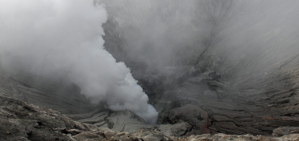 Home 1900x900 Indonesie Java Oost Bromo vulkaan krater rook natuur