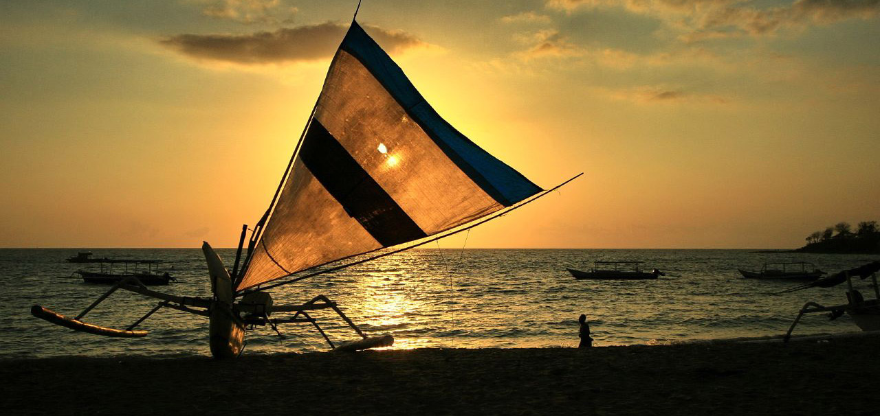 Home 1900x900 Indonesie Lombok Senggigi Beach strand sunset boot zonsondergang