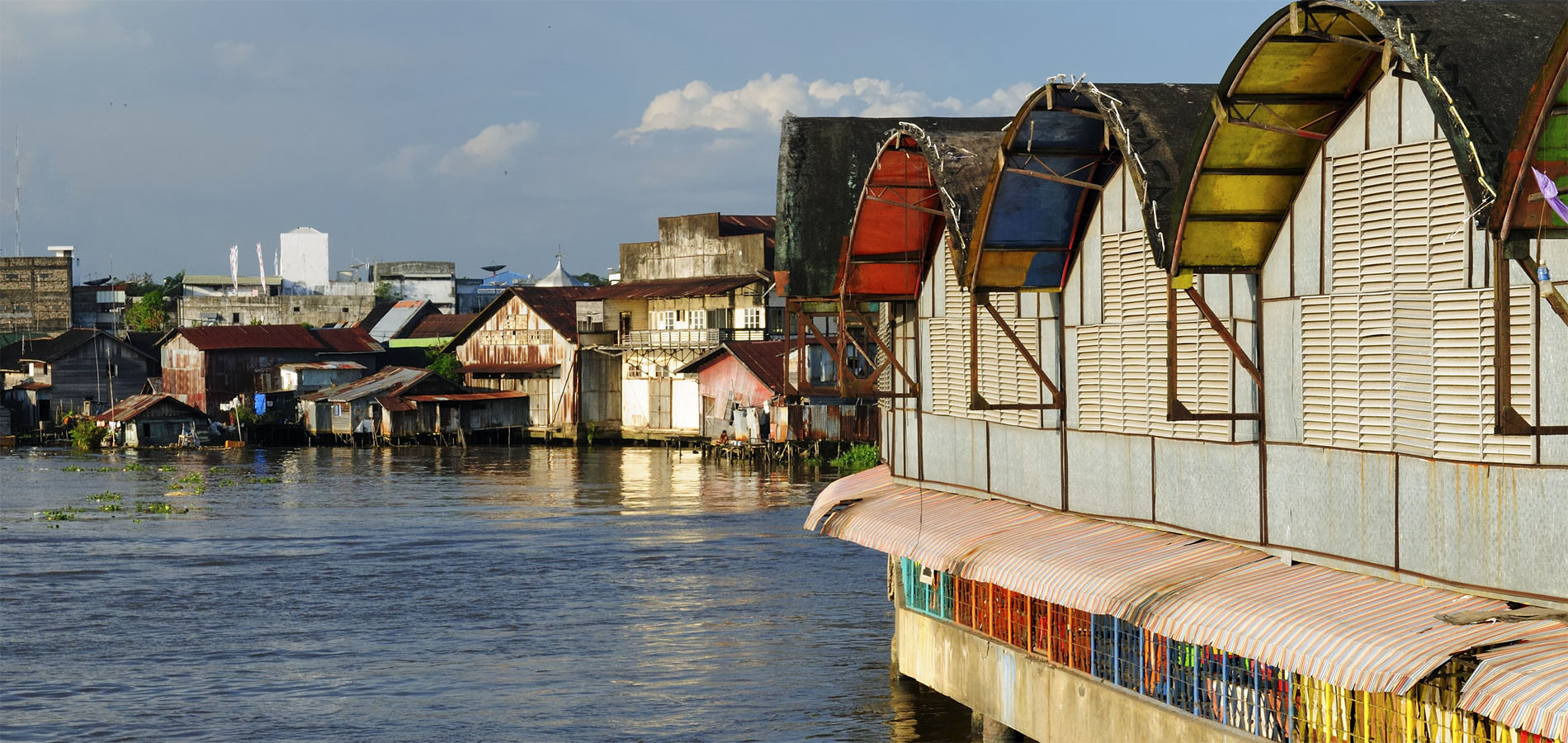 Home 1900x900 Istock Original Asia Rondreis Indonesie Vakantie Kalimantan Banjarmasin stad waterkant