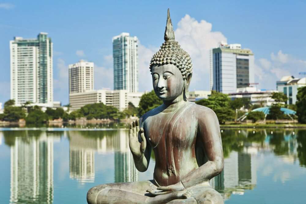 Home Istock Sri Lanka Colombo Boeddha versus flats skyline mooi