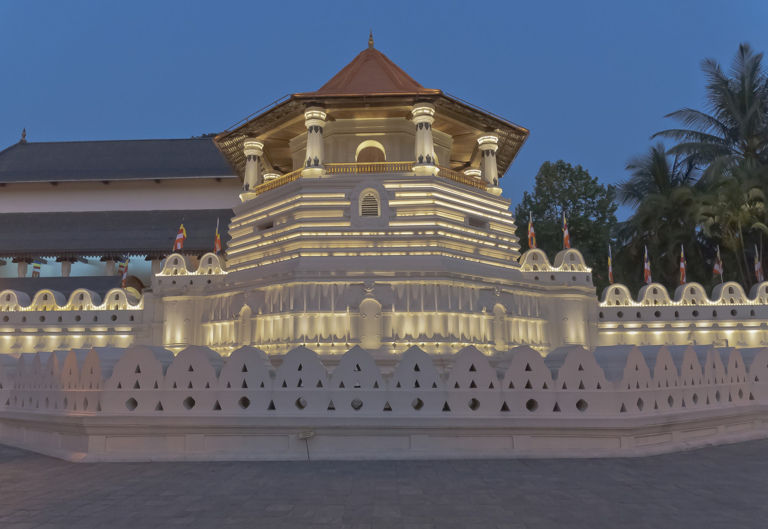 Home Istock Sri Lanka Original Asia Tempel cultuur Kandy Temple of the tooth mooi avond