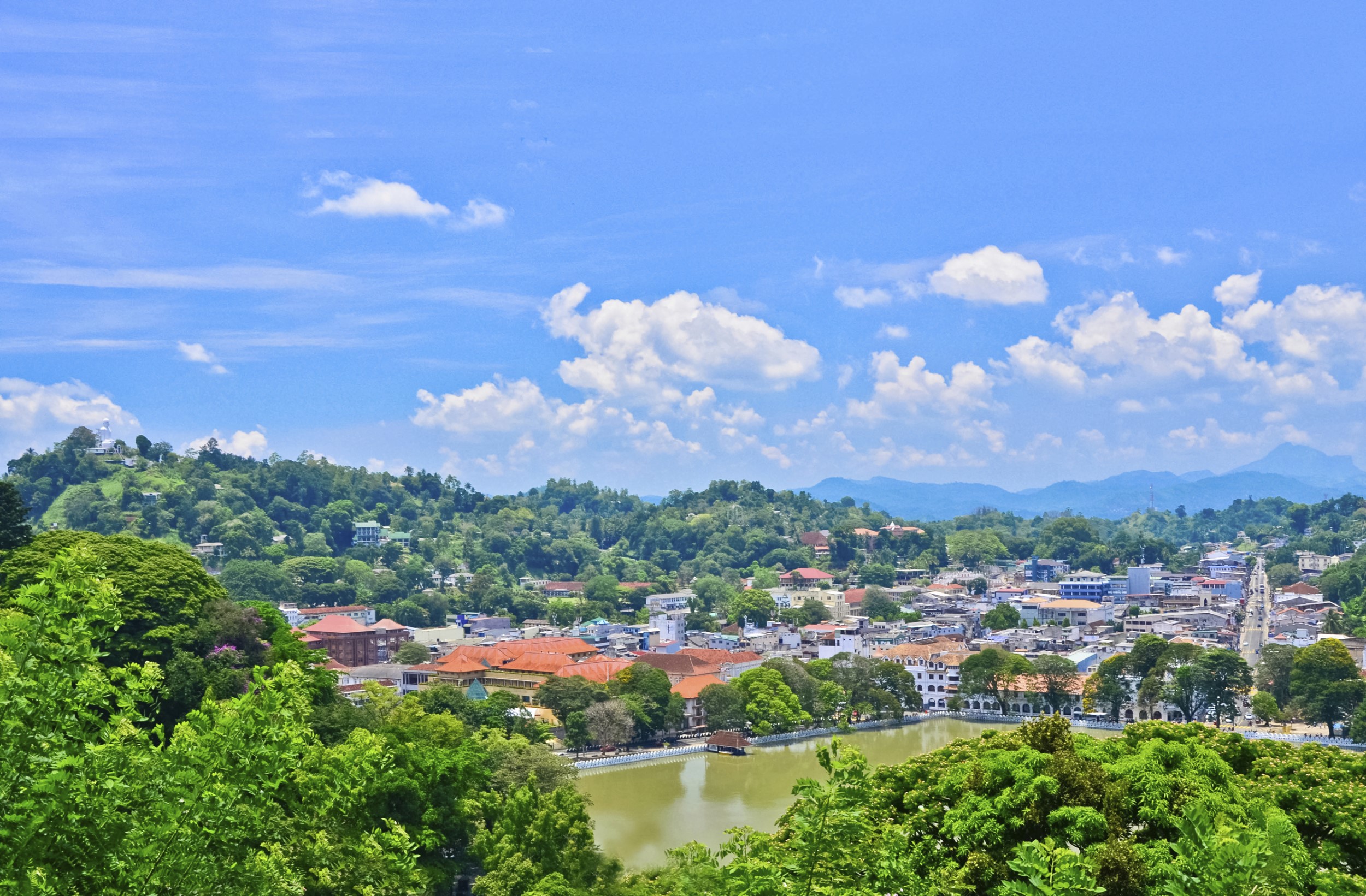 Home Istock Sri Lanka algemeen Kandy temple of the tooth meer lake mooi weer