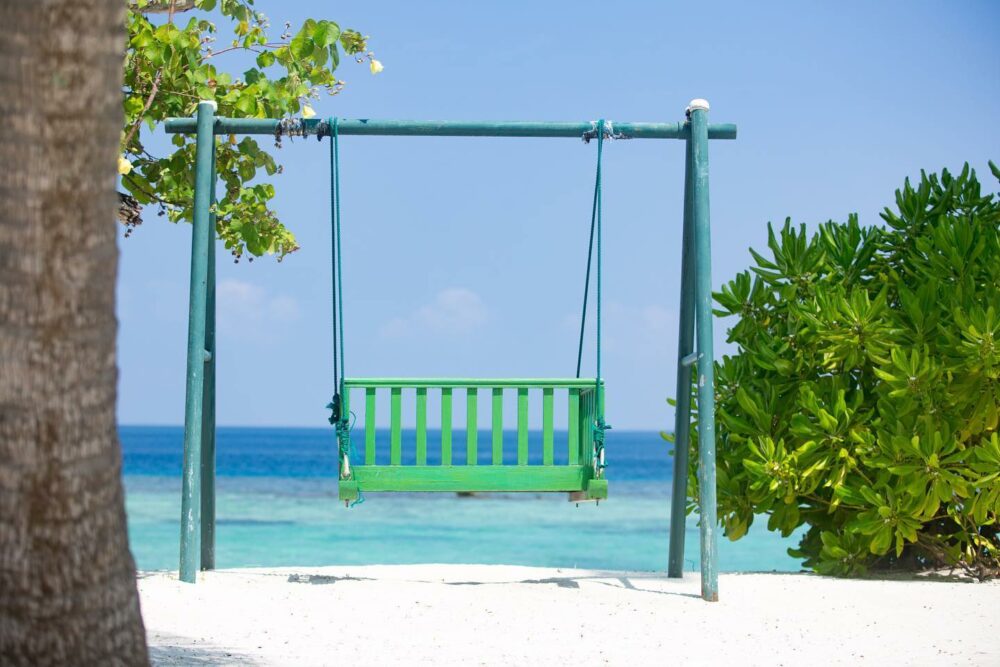 Equator Village Malediven original asia rondreis sri lanka malediven vakantie schommel2