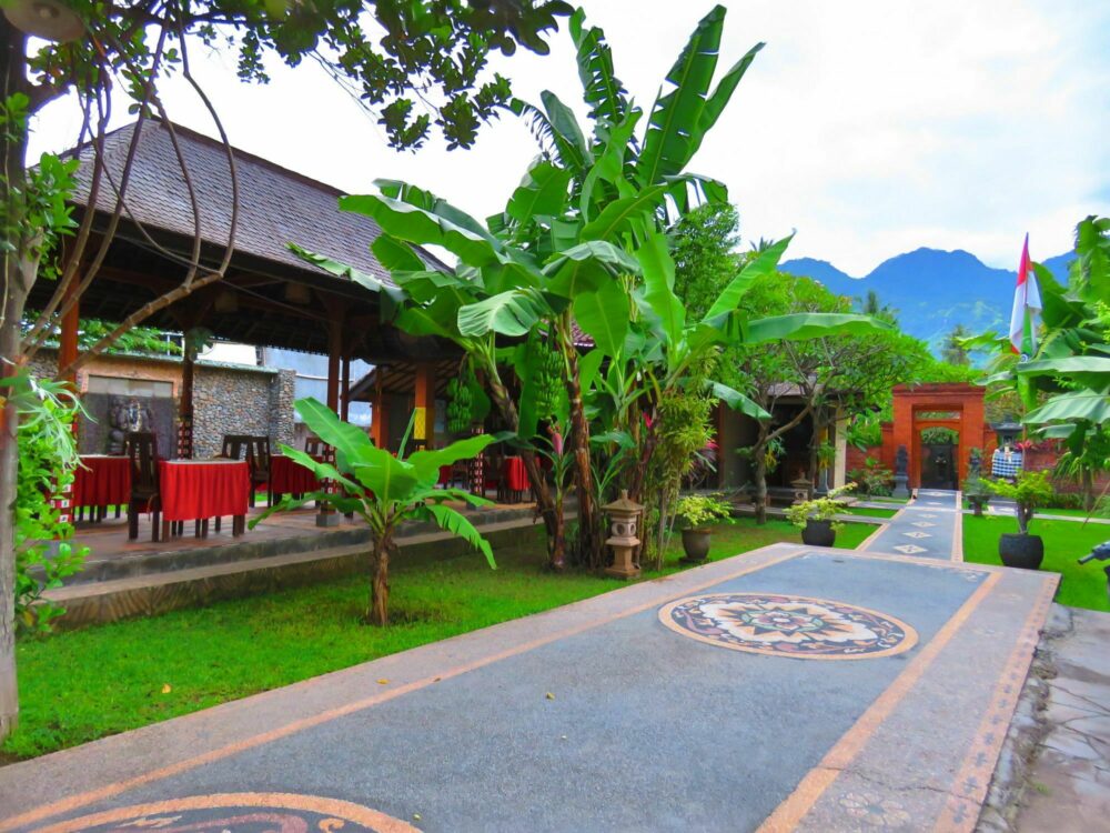 Het Suka Sari Cottages ligt op 5 minuten wandelen van het strand. Dit strand, Pulaki beach is bekend als goede snorkellocatie en u kunt hier direct vanaf het strand al snorkelen. Vanaf het vliegveld rijdt u in ongeveer 3 tot 3,5 uur naar het hotel. Nabij het hotel vindt u onder meer de Pulaki tempel, de warmwaterbronnen van Banjar en het West-Bali National Park.