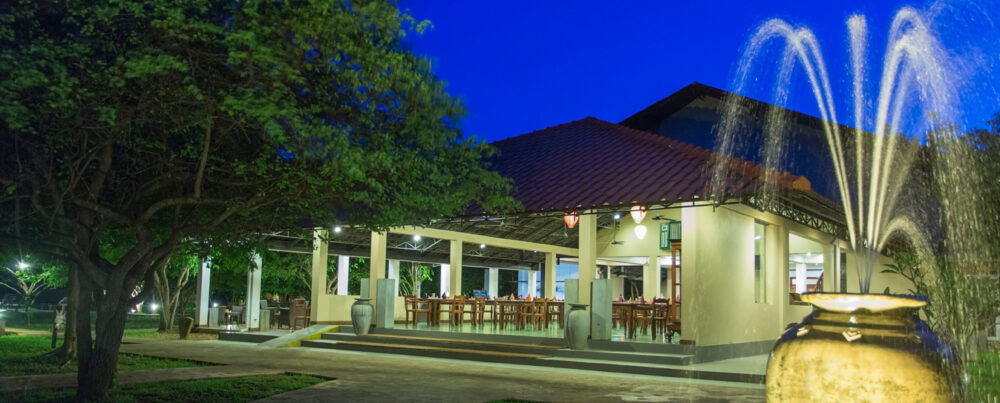 Hotel Kassapa Lions Rock Sri Lanka original asia rondreis sri lanka malediven restaurant zijkant