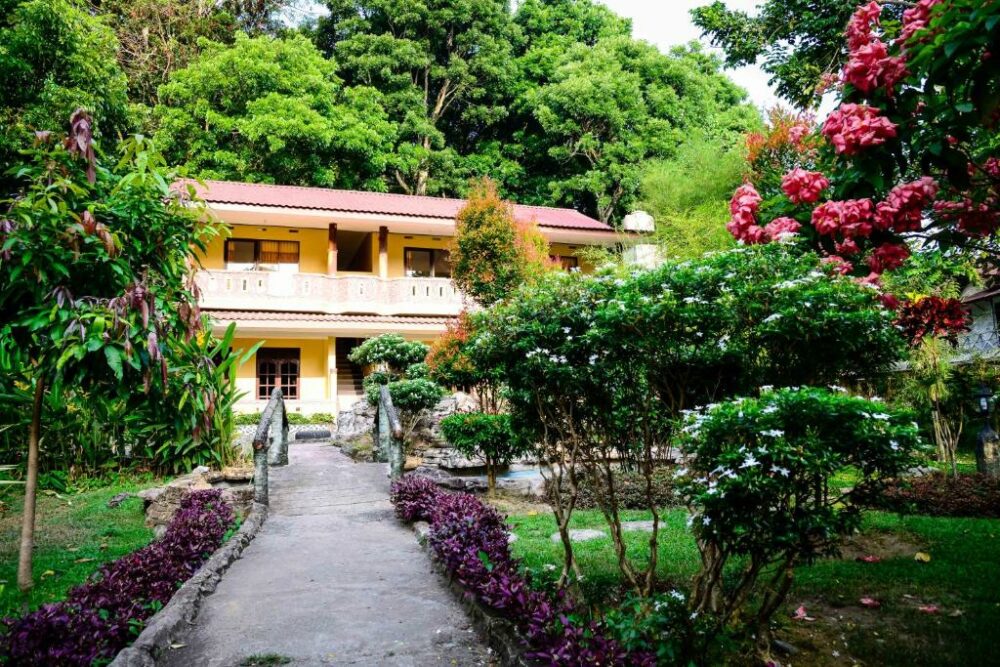 Wisma Leuser Sibayak Rondreis Sumatra Indonesie Vakantie Tuin 3