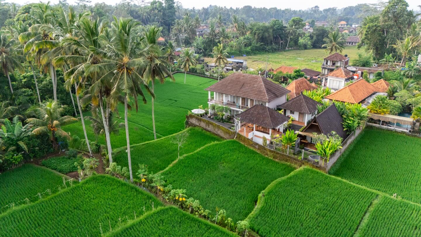 https://originalasia.nl/assets/uploads/2026/03/Tri-Dewi-Residence-Villa-Ubud-Hotel-Vakantie-Bali-Rondreis-Original-Asia-aerial1.jpg