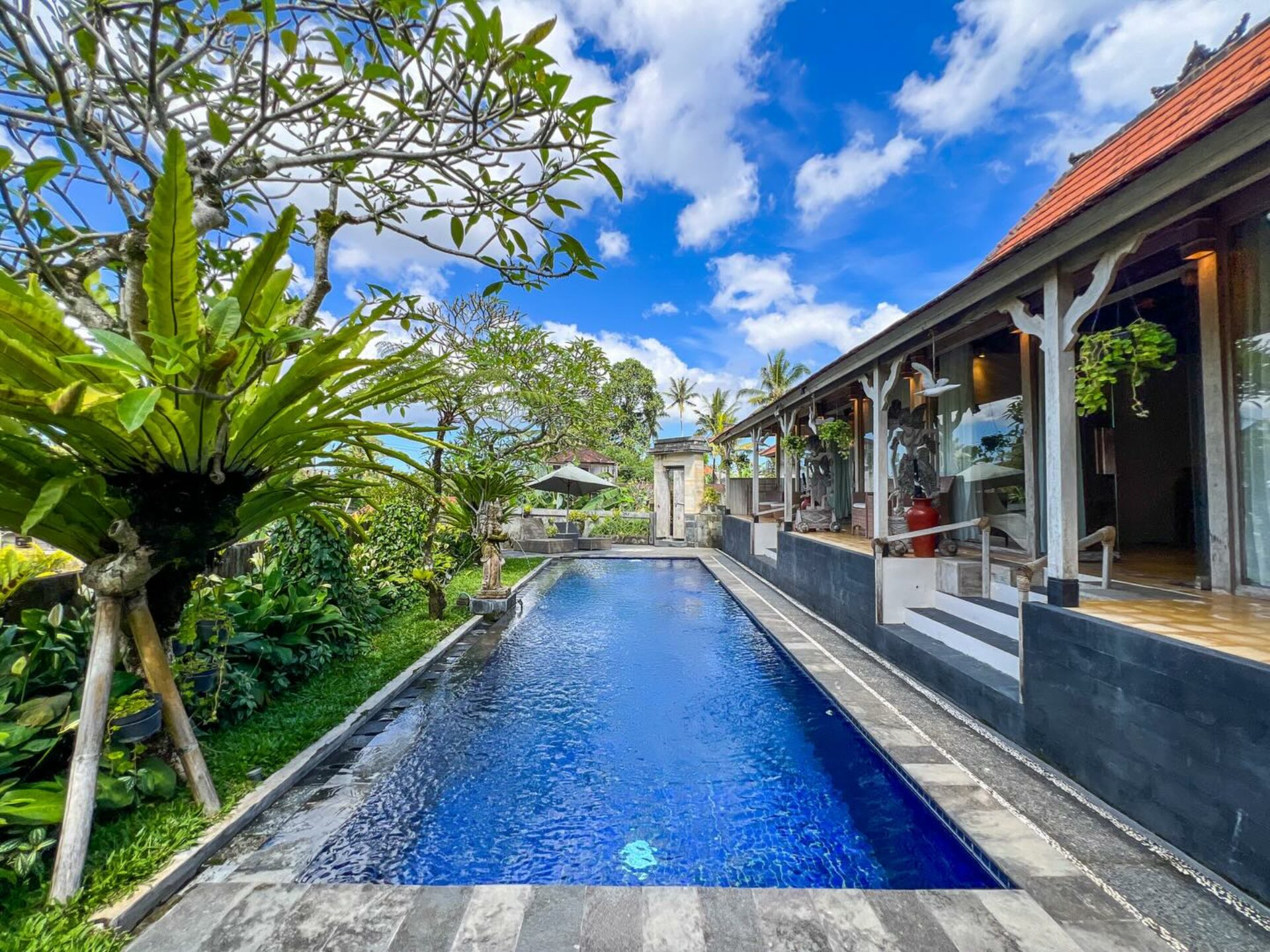https://originalasia.nl/assets/uploads/2026/03/Tri-Dewi-Residence-Villa-Ubud-Hotel-Vakantie-Bali-Rondreis-Original-Asia-aerial1.jpg