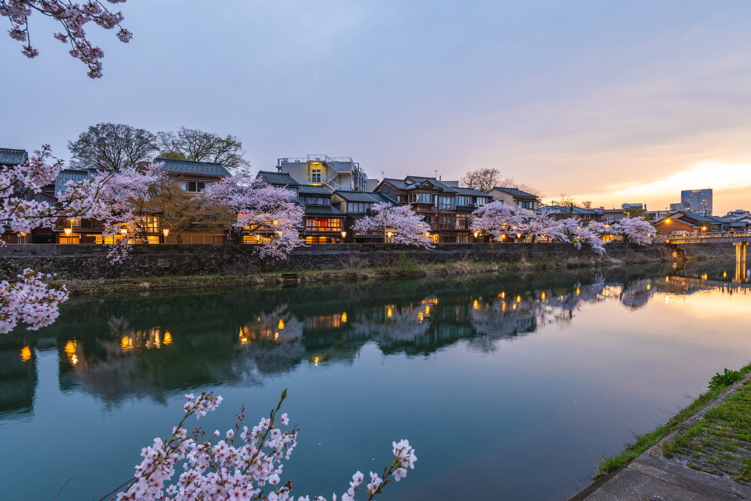 Home-Original-Asia-Rondreis-Japan-Vakantie-Istock-algemeen-bloesem-traditionele-huizen-Kanazawa-scaled.jpg