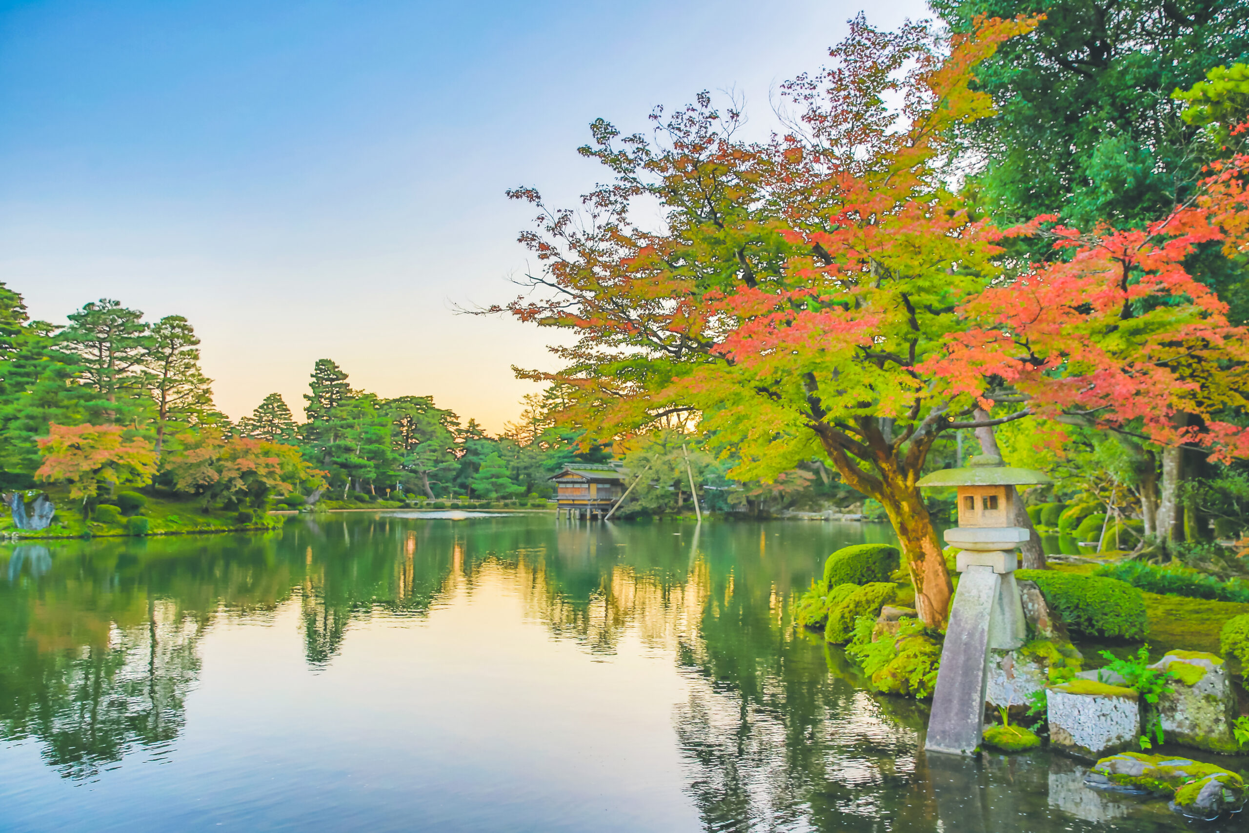 Home-Original-Asia-Rondreis-Japan-Vakantie-Istock-algemeen-mooi-Kimono-local-lokale-kanazawa-Kasumiga-ike-Pond-Kenrokuen-scaled.jpg