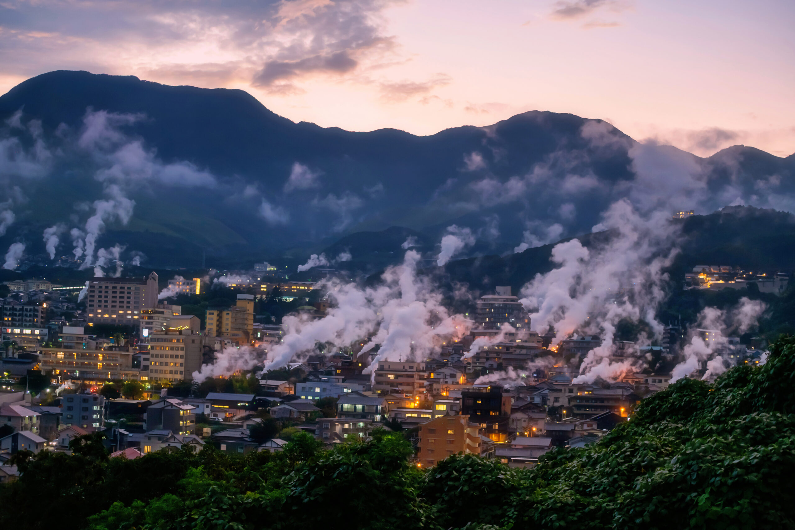 Home-Original-Asia-Rondreis-Japan-Vakantie-Foto-Istock-Beppu-warmwaterbron-stoom-skyline-scaled.jpg