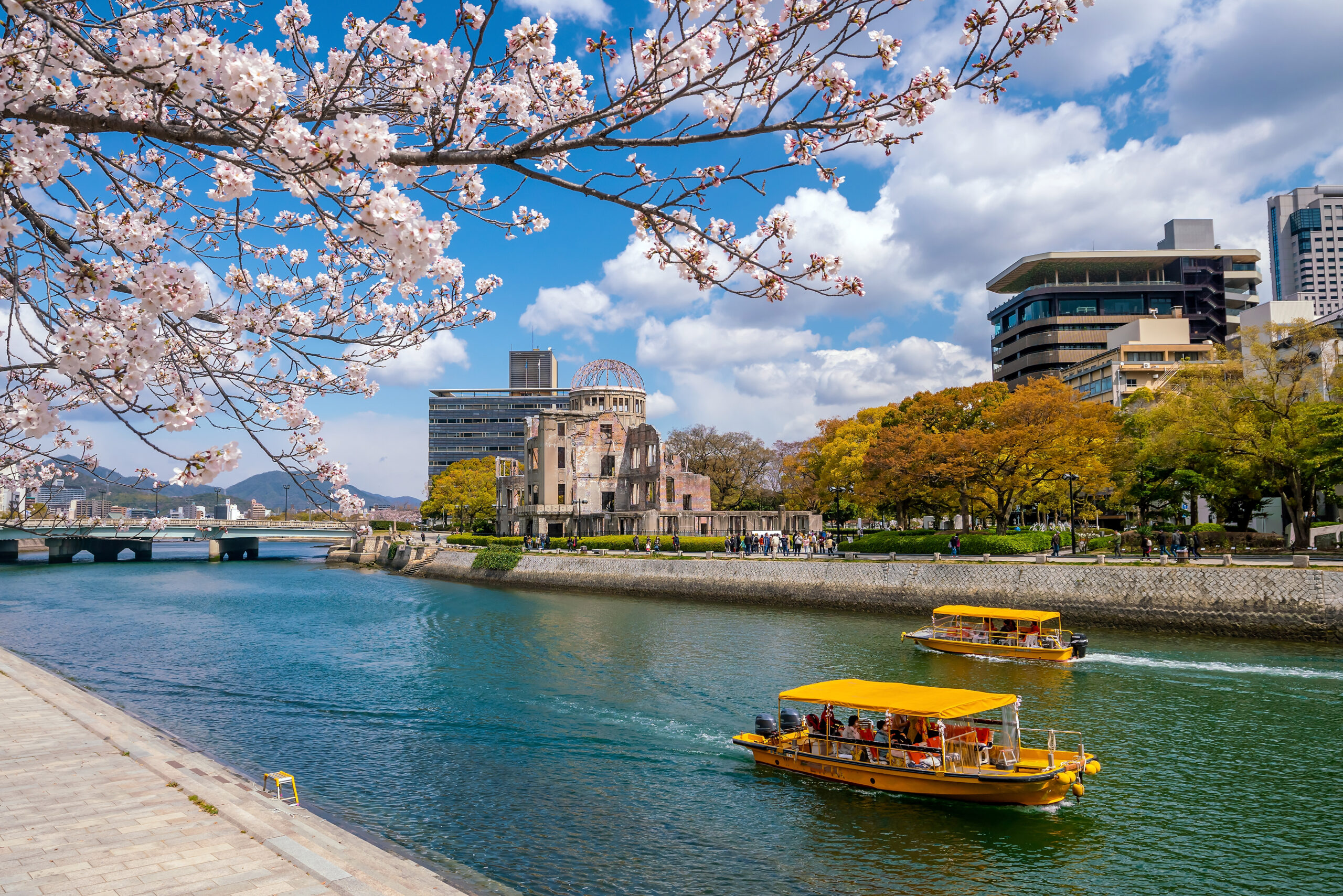 Home-Original-Asia-Rondreis-Japan-Vakantie-Istock-Hiroshima-rivier-boot-bloesem-scaled.jpg