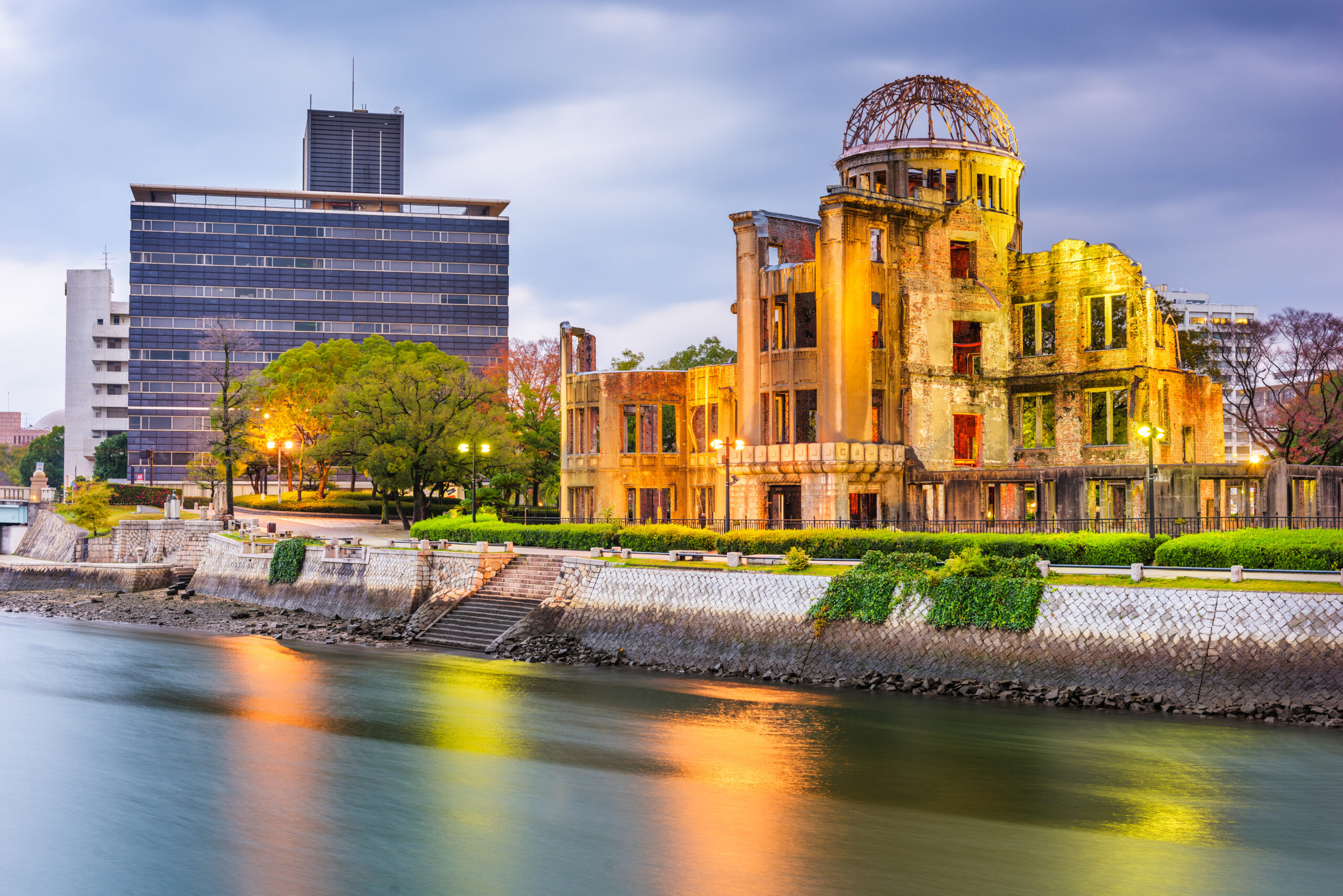 Home-Original-Asia-Rondreis-Japan-Vakantie-Istock-Hiroshima-tempel-ruine-bomb-atomic-dome-peace-park-avond-scaled.jpg