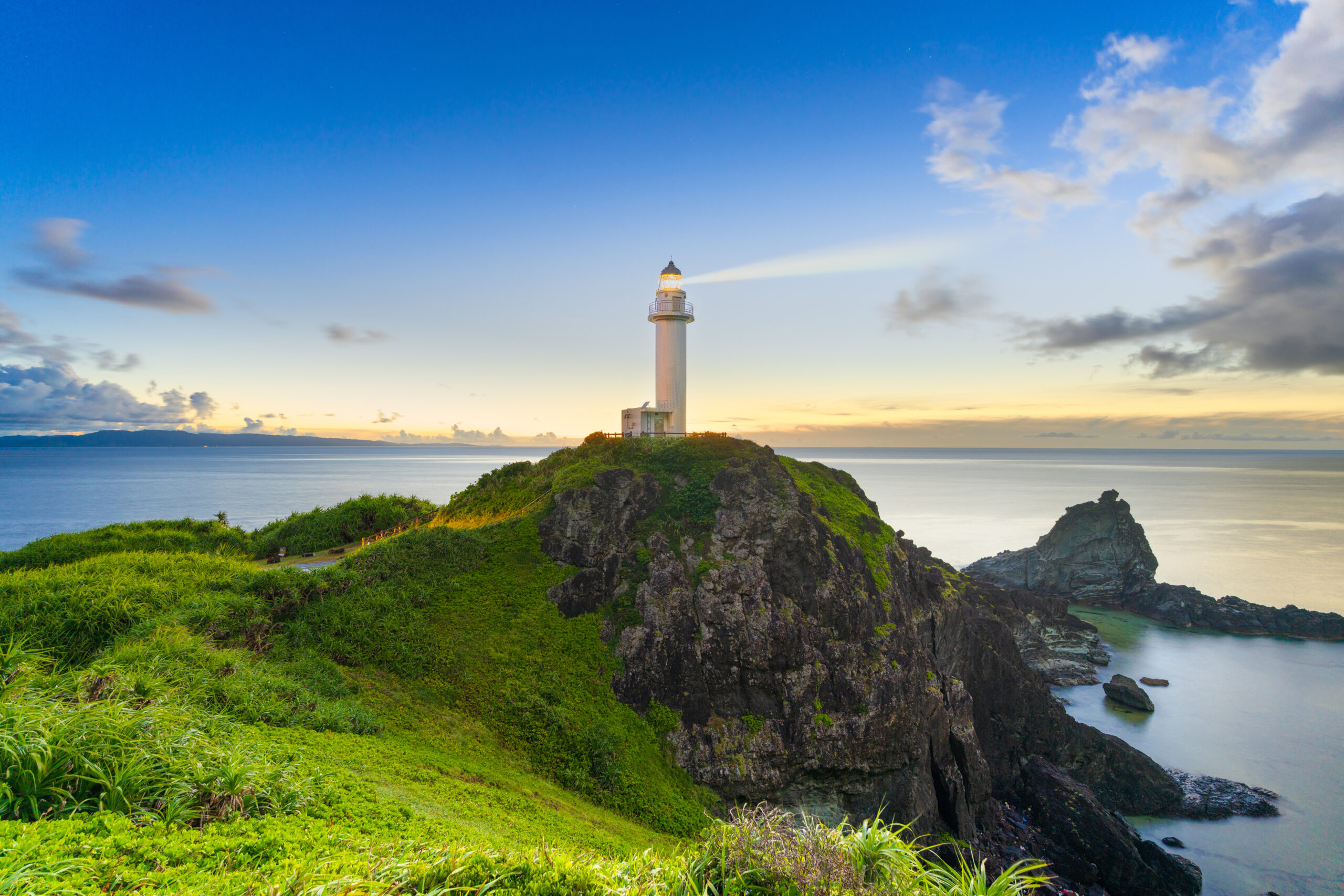Home-Original-Asia-Rondreis-Japan-Vakantie-Istock-Ishigaki-Island-Cape-Oganzaki-Lighthouse-scaled.jpg